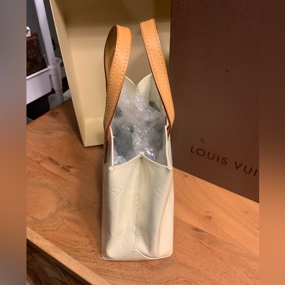 ❌Sold❌ Authentic Louis Vuitton Reade PM in white vernis leather - Picture 5 of 13